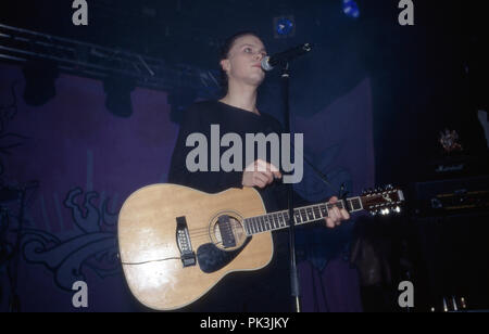 Ville Valo, Sänger von 'ihm', Musikgruppe aus Finnland, bei einem Konzert in Helsinki, Finnland 2000. Sänger Ville Valo von Finnischen Musik Band 'ihm' in Helsinki, Finnland 2000. | Verwendung weltweit Stockfoto