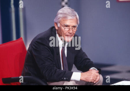 Showmaster Joachim Fuchsberger bei der letzten Sendung der ARD Spielshow 'Auf los geht's los" in der Philipshalle in Düsseldorf, Deutschland 1986. Host Joachim Fuchsberger in der letzten Show von 'Auf's geht los' Quiz- und Gameshow im Deutschen Fernsehen los live von Philipshalle Düsseldorf, Deutschland 1986. | Verwendung weltweit Stockfoto