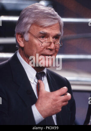 Showmaster Joachim Fuchsberger bei der letzten Sendung der ARD Spielshow 'Auf los geht's los" in der Philipshalle in Düsseldorf, Deutschland 1986. Host Joachim Fuchsberger in der letzten Show von 'Auf's geht los' Quiz- und Gameshow im Deutschen Fernsehen los live von Philipshalle Düsseldorf, Deutschland 1986. | Verwendung weltweit Stockfoto