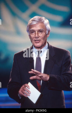 Showmaster Joachim Fuchsberger bei der letzten Sendung der ARD Spielshow 'Auf los geht's los" in der Philipshalle in Düsseldorf, Deutschland 1986. Host Joachim Fuchsberger in der letzten Show von 'Auf's geht los' Quiz- und Gameshow im Deutschen Fernsehen los live von Philipshalle Düsseldorf, Deutschland 1986. | Verwendung weltweit Stockfoto