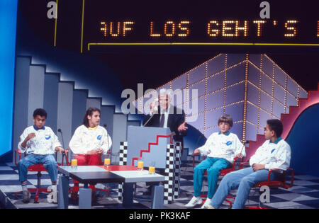 Showmaster Joachim Fuchsberger bei der letzten Sendung der ARD Spielshow 'Auf los geht's los" in der Philipshalle in Düsseldorf, Deutschland 1986. Host Joachim Fuchsberger in der letzten Show von 'Auf's geht los' Quiz- und Gameshow im Deutschen Fernsehen los live von Philipshalle Düsseldorf, Deutschland 1986. | Verwendung weltweit Stockfoto