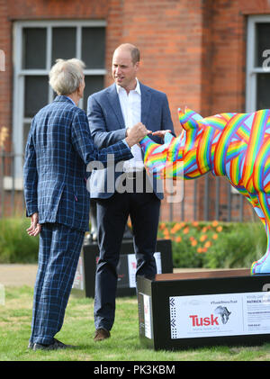 Der Herzog von Cambridge spricht mit Patrick Hughes, wie er einen Fall besucht die Tusk Rhino Trail, ein London - große Kunst Installation, die das Rhino feiert und lenkt die Aufmerksamkeit auf die globale Wilderei Krise zu Feiern, am Kensington Palace Gardens in London. Stockfoto