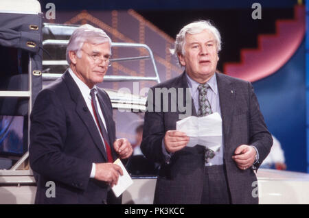 Showmaster Joachim Fuchsberger mit Peter Ustinov bei der letzten Sendung der ARD Spielshow 'Auf los geht's los" in der Philipshalle in Düsseldorf, Deutschland 1986. Host Joachim Fuchsberger mit Peter Ustinov in der letzten Show von 'Auf's geht los' Quiz- und Gameshow im Deutschen Fernsehen los live von Philipshalle Düsseldorf, Deutschland 1986. | Verwendung weltweit Stockfoto