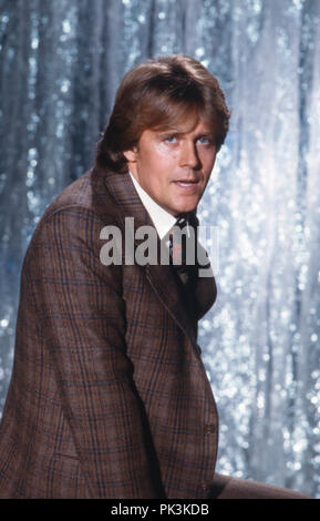 Schlagersänger Howard Carpendale bei der letzten Sendung der ARD Spielshow 'Auf los geht's los" in der Philipshalle in Düsseldorf, Deutschland 1986. Schlager Sänger Howard Carpendale in der letzten Show von 'Auf geht's los' Quiz- und Gameshow im Deutschen Fernsehen los live von Philipshalle Düsseldorf, Deutschland 1986. | Verwendung weltweit Stockfoto