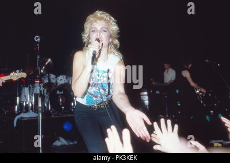 Kim Wilde, britische Popsängerin, bei einem Konzert, Deutschland 1982. Britische Sängerin Kim Wilde, live, Deutschland 1982. | Verwendung weltweit Stockfoto