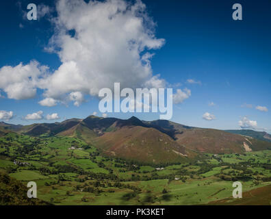 Blick über die Newlands Valley wie vom Gipfel des Catbells fiel, englischen Lake District. Stockfoto