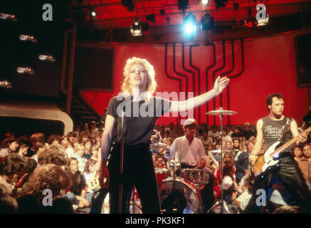 Kim Wilde, britische Popsängerin, bei einem Fernsehauftritt, Deutschland 1987. Britische Sängerin Kim Wilde, die im deutschen TV, Deutschland 1987. | Verwendung weltweit Stockfoto