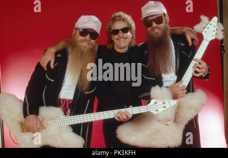 Billy Gibbons, Dusty Hill und Frank Beard von ZZ Top, amerikanische Rockband, bei einem Konzert in München, Deutschland 1986. Billy Gibbons, Dusty Hill und Frank Beard von American Rock Band ZZ Top bei ihrem Konzert in München, Deutschland, 1986. | Verwendung weltweit Stockfoto