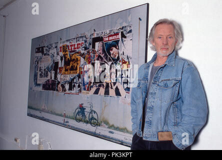 Klaus Voormann, deutscher Musiker und Grafiker, in seinem Atelier, Deutschland 1999. Deutsche Musiker und Grafiker Klaus Voormann in seinem Studio, Deutschland 1999. | Verwendung weltweit Stockfoto