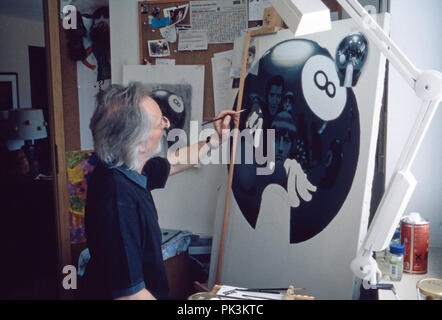 Klaus Voormann, deutscher Musiker und Grafiker, in seinem Atelier, Deutschland 1999. Deutsche Musiker und Grafiker Klaus Voormann in seinem Studio, Deutschland 1999. | Verwendung weltweit Stockfoto