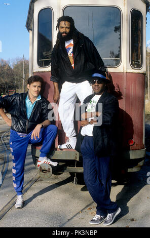 Bad Boys Blue (L-R): John Edward McInerney, Trevor Oliver Taylor, Andrew Freddie Thomas am 13.11.1986 in München. | Verwendung weltweit Stockfoto