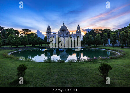 Victoria Memorial scheint während der epischen Licht der blauen Stunde mit Reflexionen und Sonnenstrahlen. Stockfoto