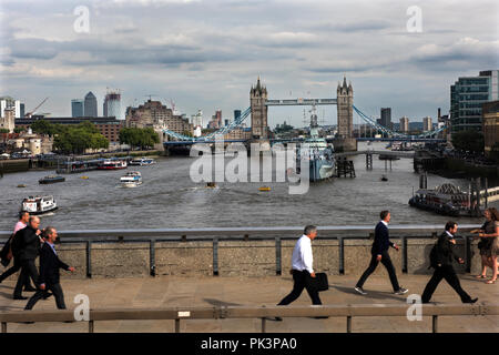 Skyline von London, wandern über London Bridge September 2018 gesehen von der Oberseite des London Bus. Stockfoto