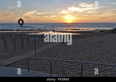 Sonnenuntergang in Areia Branca Strand. Calheta, Portugal Stockfoto