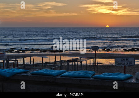 Sonnenuntergang in Areia Branca Strand. Calheta, Portugal Stockfoto