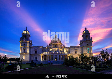 Victoria Memorial scheint während der epischen Licht der blauen Stunde mit Reflexionen und Sonnenstrahlen. Stockfoto