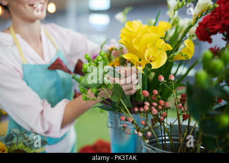 Blumengeschäft Blumen arrangieren Stockfoto