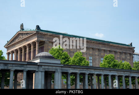 Einen seitlichen Blick auf die Alte Nationalgalerie in Berlin, Deutschland, in der Museumsinsel im Bezirk Mitte der Stadt Stockfoto