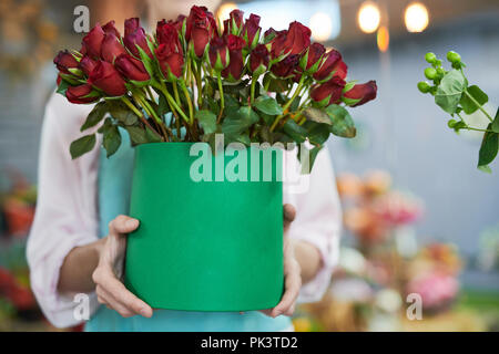 Florist Holding Rosen Stockfoto