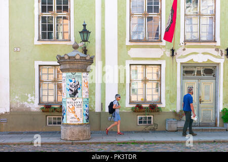 Tallinn Straße, mit Blick auf ein Paar mittleren Alters entlang Pikk Straße an einem Sommernachmittag in der bunten Altstadt von Tallinn, Estland. Stockfoto