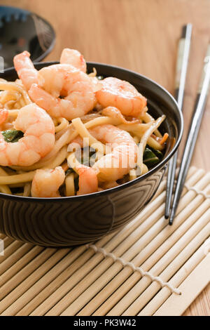 King Prawn Chow Mein oder Lo Mein umrühren gebratene Garnelen mit Ei Nudeln Gemüse und Sojasprossen Stockfoto