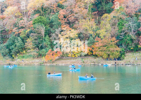 Kyoto, Japan - 25.November 2017: Arashiyama und Katsura River ist der berühmte Reiseziel für Touristen im Herbst in Japan. Stockfoto