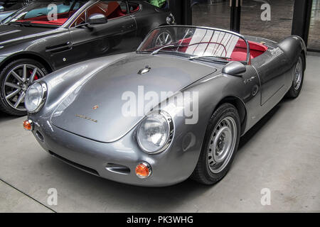 BERLIN, DEUTSCHLAND - 30. JULI 2016: Silber 1955 Porsche 550 Spyder 'James Dean' in der klassischen Remise Stockfoto