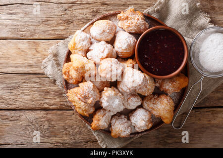 Albanische traditionelles Essen: frittierte Teig petulla mit himbeermarmelade und Puderzucker close-up auf dem Tisch. horizontal oben Ansicht von oben Stockfoto