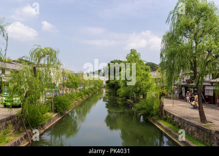 Kurashiki Bikan Historischen Viertel, Ansicht von Zenshin Brücke; Kurashiki, Okayama Präfektur, Japan Stockfoto