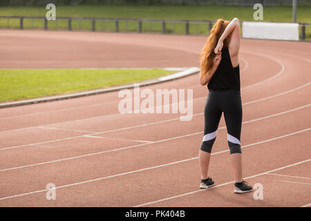 Weibliche athletischen Training auf der Laufstrecke Stockfoto