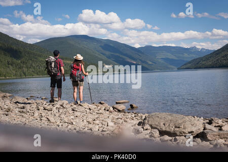 Paar in der Nähe von Riverside Stockfoto