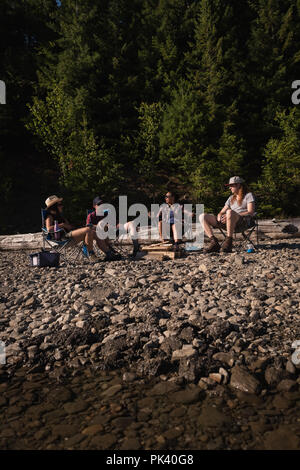 Gruppe der Wanderer Camping auf dem Land Stockfoto