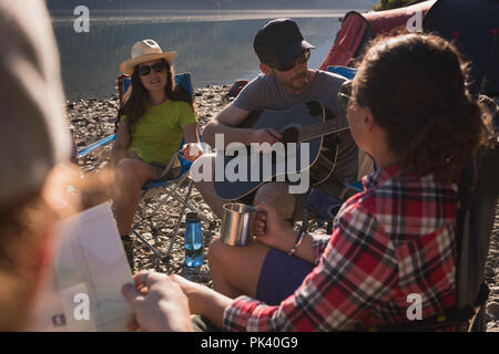 Eine Gruppe von Freunden auf dem Campingplatz am Flußufer Stockfoto