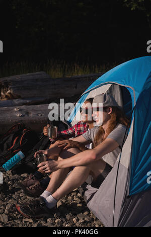 Paar entspannen im Zelt am Landschaft Stockfoto