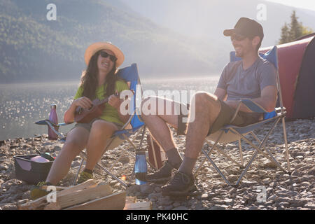 Paar Camping in der Nähe von Riverside Stockfoto