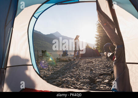 Mann Camping in der Nähe von Riverside Stockfoto