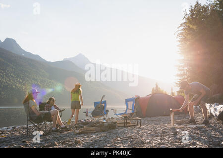 Eine Gruppe von Freunden auf dem Campingplatz am Flußufer Stockfoto