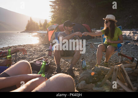 Eine Gruppe von Freunden auf dem Campingplatz am Flußufer Stockfoto