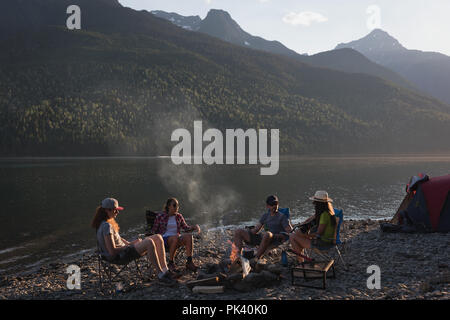 Eine Gruppe von Freunden auf dem Campingplatz am Flußufer Stockfoto