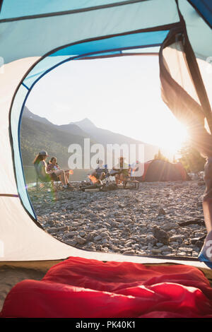 Eine Gruppe von Freunden auf dem Campingplatz am Flußufer Stockfoto