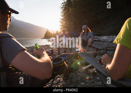 Eine Gruppe von Freunden auf dem Campingplatz am Flußufer Stockfoto