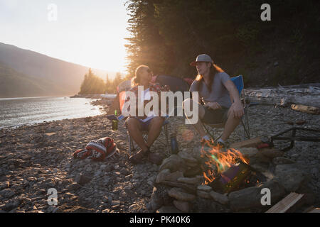 Paar Camping in der Nähe von Riverside Stockfoto