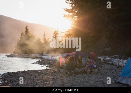 Eine Gruppe von Freunden auf dem Campingplatz am Flußufer Stockfoto