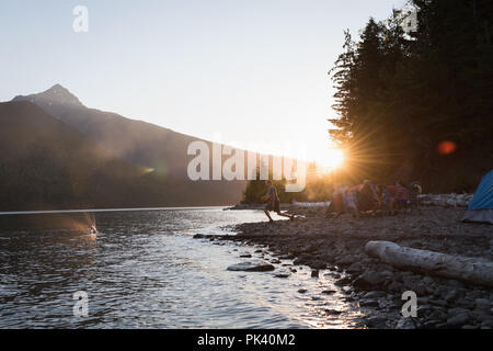 Eine Gruppe von Freunden auf dem Campingplatz am Flußufer Stockfoto