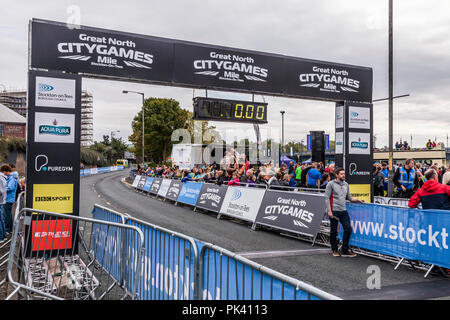 Die Menge für den Start der 10K Rennen auf dem Stockton on Tees, England, Großbritannien Stockfoto