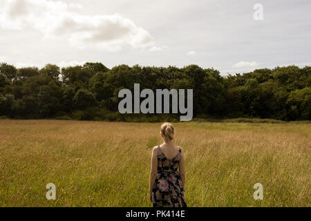Frau im Feld Stockfoto