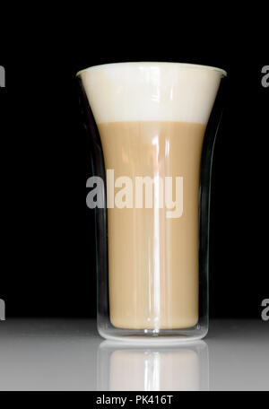 Isolierglas mit aufgeschäumter Milch Kaffee Latte, Cappuccino. Stockfoto