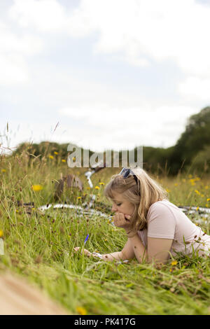 Frau schreiben auf einem Notizblock in das Feld Stockfoto