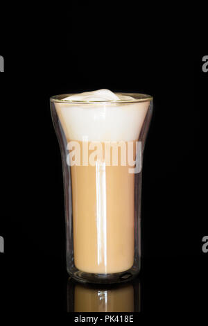 Isolierglas mit aufgeschäumter Milch Kaffee Latte, Cappuccino. Stockfoto
