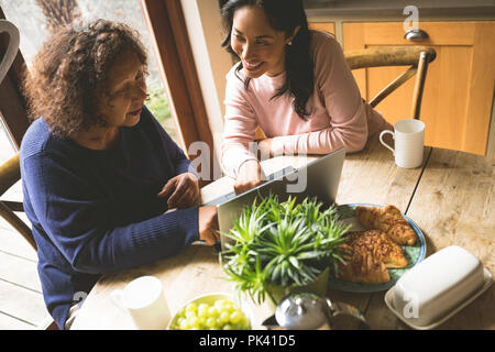 Mutter und Tochter diskutieren über Laptop Stockfoto